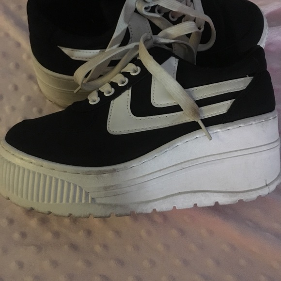 Hot Topic Shoes 9s Platform Sneakers Size 8 Final Price Hot Topic Shoes 9s Platform Sneakers Size 8 Final Price